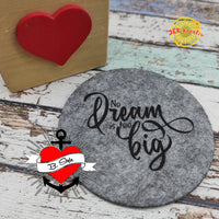 Runder Filzuntersetzer mit der inspirierenden Botschaft "No Dream is too big" von easy-sticks, perfekt für individuelle Bastelarbeiten.