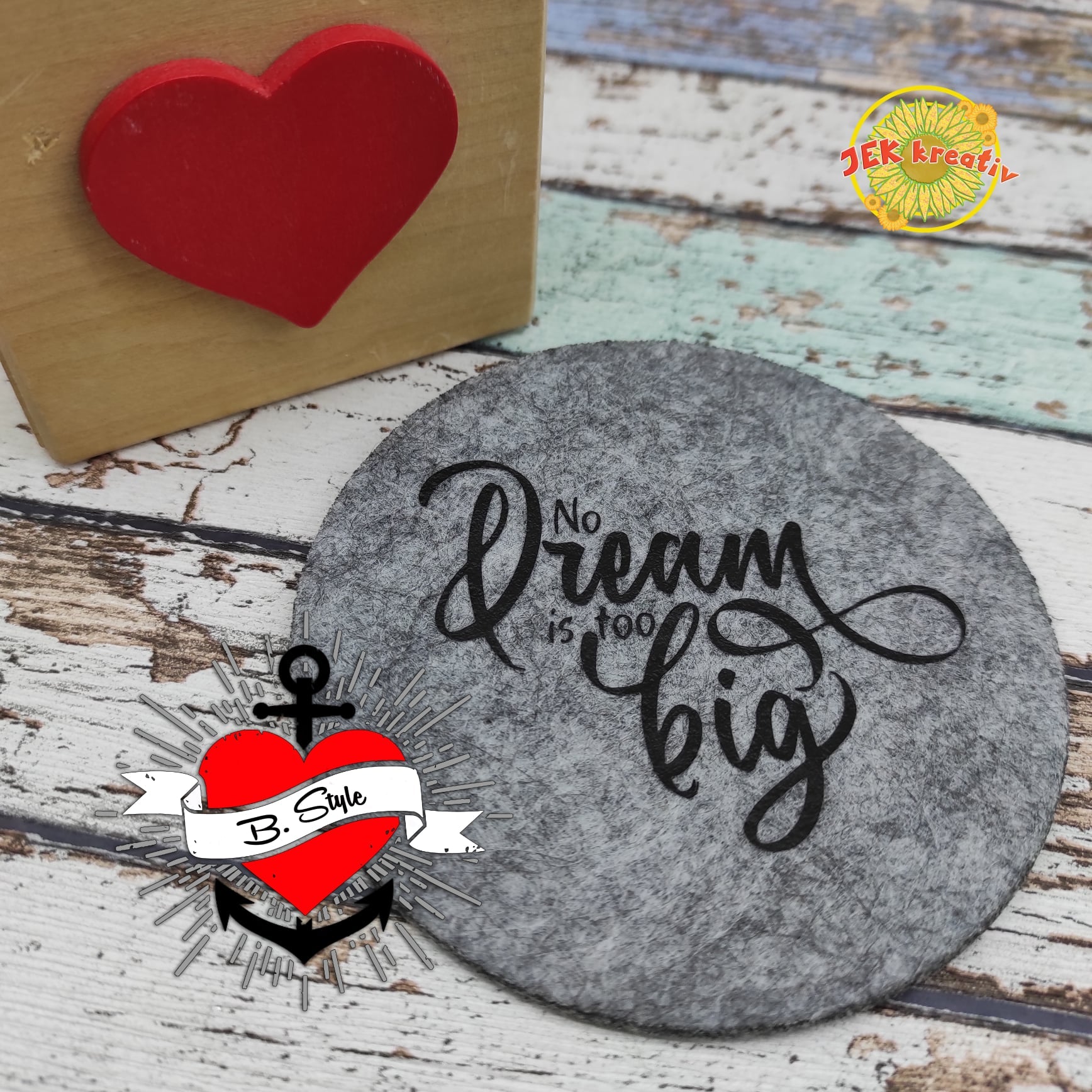 Runder Filzuntersetzer mit der inspirierenden Botschaft "No Dream is too big" von easy-sticks, perfekt für individuelle Bastelarbeiten.