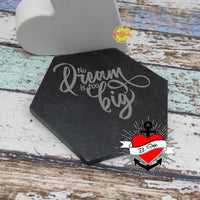 Kreatives Holzelement mit der Aufschrift "No Dream is too big" in elegantem Design von easy-sticks, ideal für DIY-Projekte.