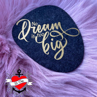 Stylischer Filzuntersetzer mit dem inspirierenden Spruch "No Dream is too big" von easy-sticks, ideal für den Tisch.