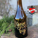 Dekorativer Flaschenaufkleber mit dem Spruch "No Dream is too big" von easy-sticks, für ein persönliches Geschenk.