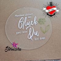 Eleganter transparenter Anhänger mit dem Spruch 'Manchmal flüstert das Glück ganz leise: Du bist dran' aus der Plotterdatei von easy-sticks. Der Anhänger zeigt eine zarte florale Gestaltung und eignet sich hervorragend für individuelle Geschenkanhänger oder Dekorationen.