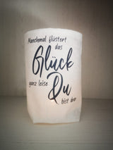 Stimmungsvolle laternenhafte Gestaltung mit dem Spruch 'Manchmal flüstert das Glück ganz leise: Du bist dran' von easy-sticks. Die Plotterdatei wird auf einer beleuchteten Laterne genutzt und schafft eine gemütliche Atmosphäre, ideal für persönliche Deko-Projekte.