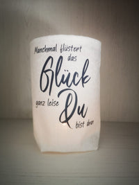 Stimmungsvolle laternenhafte Gestaltung mit dem Spruch 'Manchmal flüstert das Glück ganz leise: Du bist dran' von easy-sticks. Die Plotterdatei wird auf einer beleuchteten Laterne genutzt und schafft eine gemütliche Atmosphäre, ideal für persönliche Deko-Projekte.