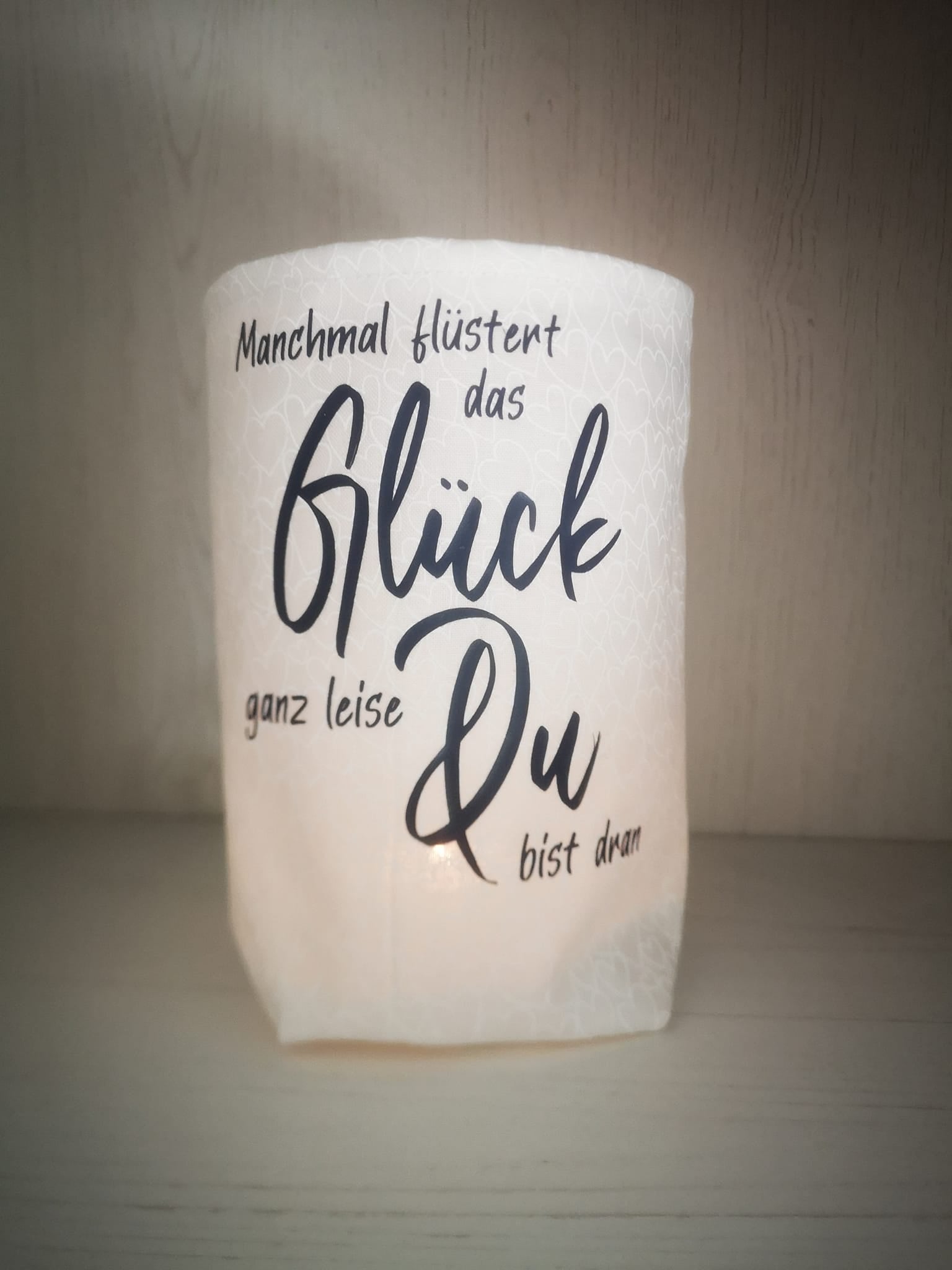 Stimmungsvolle laternenhafte Gestaltung mit dem Spruch 'Manchmal flüstert das Glück ganz leise: Du bist dran' von easy-sticks. Die Plotterdatei wird auf einer beleuchteten Laterne genutzt und schafft eine gemütliche Atmosphäre, ideal für persönliche Deko-Projekte.
