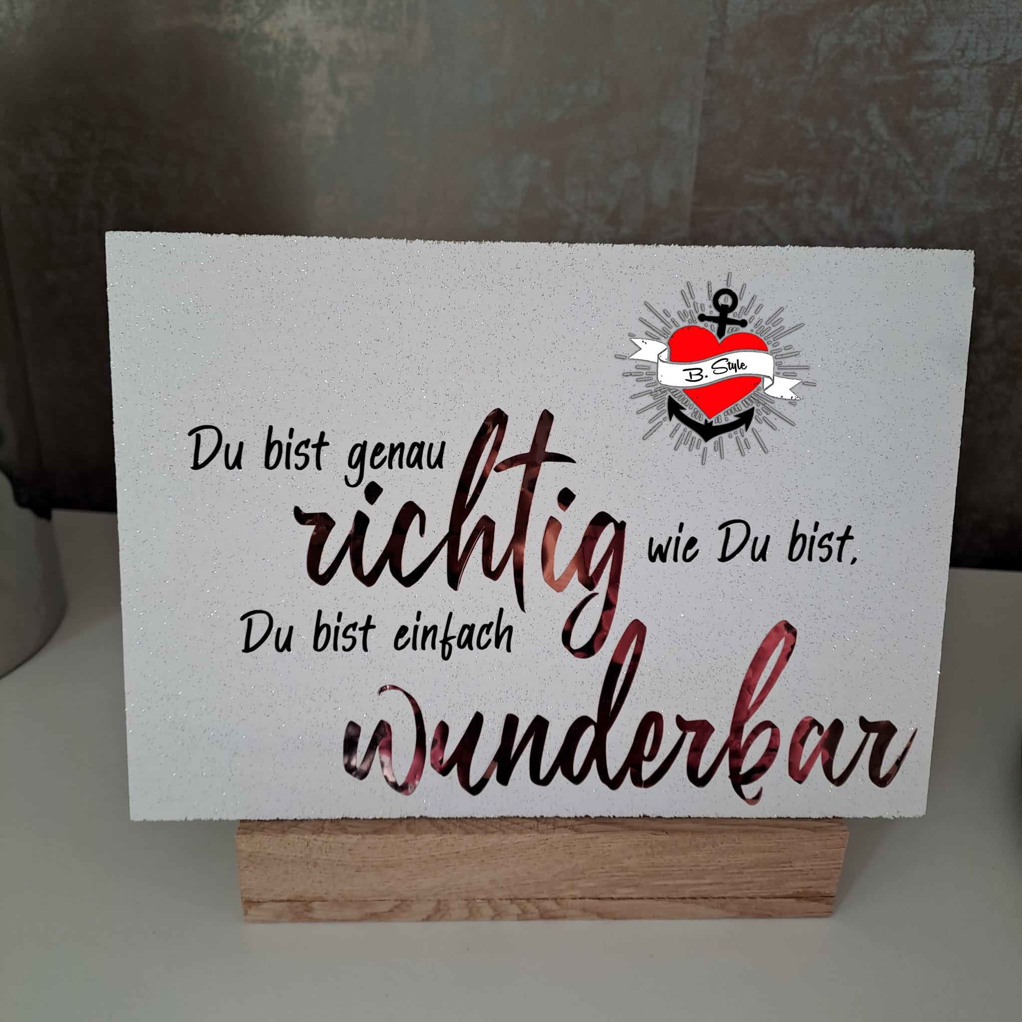 Einzigartiges Tischdisplay mit der Plotterdatei "Du bist genau richtig wie Du bist. Du bist einfach wunderbar" von easy-sticks. Diese stilvolle Präsentation erlaubt es, persönliche Werte und Kreativität zu verbinden.