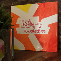 Lebhafte Farben und moderne Formen mit dem Spruch 'Du bist genau richtig wie Du bist. Du bist einfach wunderbar', ideal für dein persönliches Kunstwerk. Entdecke die Möglichkeiten der Plotterdatei von easy-sticks.