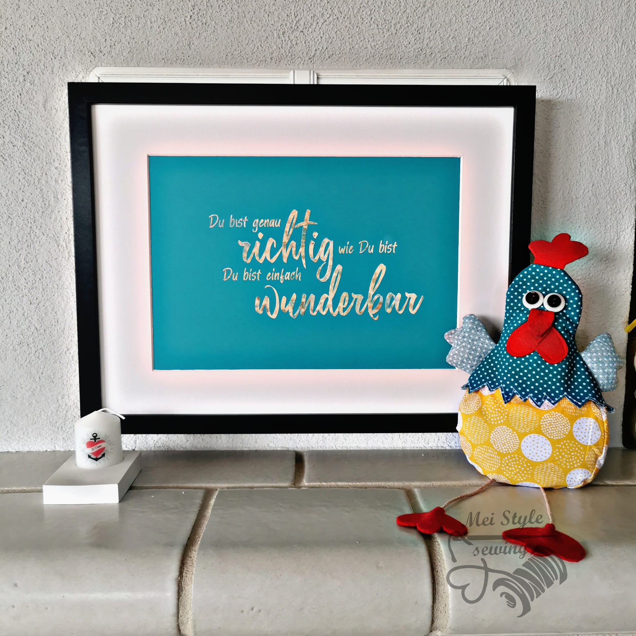 Kreative Präsentation in einem eleganten Rahmen mit dem inspirierenden Text 'Du bist genau richtig wie Du bist. Du bist einfach wunderbar'. Eine ausdrucksstarke Idee aus der Kollektion von easy-sticks, die sich hervorragend mit der Plotterdatei umsetzen lässt.