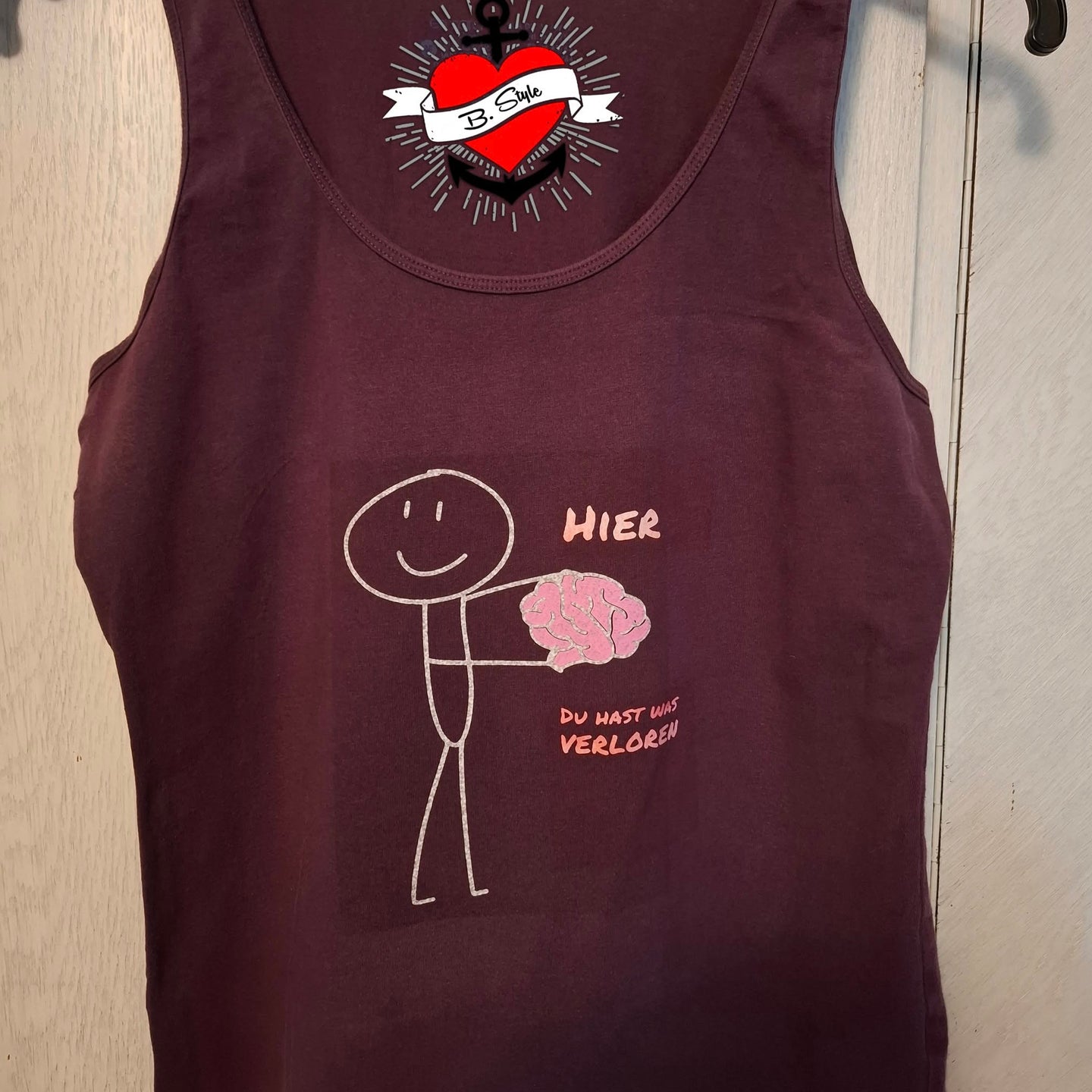Stylisches Tanktop mit der Plotterdatei "Du hast was verloren" von Easy-Sticks. Das Shirt ziert ein fröhlicher Charakter, der ein Gehirn hält, kombiniert mit technischem und kreativem Design.