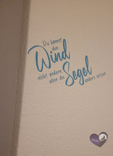 Blick auf die Wandgestaltung mit der 'Du kannst den Wind nicht ändern, aber die Segel anders setzen' Plotterdatei von easy-sticks, perfekt für kreative Projekte.