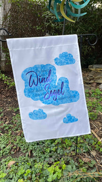 Bunte Gartenflagge mit dem Spruch "Du kannst den Wind nicht ändern, aber die Segel anders setzen" von easy-sticks, ideal für kreative Projekte mit der Plotterdatei.
