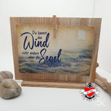 Dekorative Postkarte mit dem Zitat "Du kannst den Wind nicht ändern, aber die Segel anders setzen" von easy-sticks, eine ansprechende Verwendung der Plotterdatei.