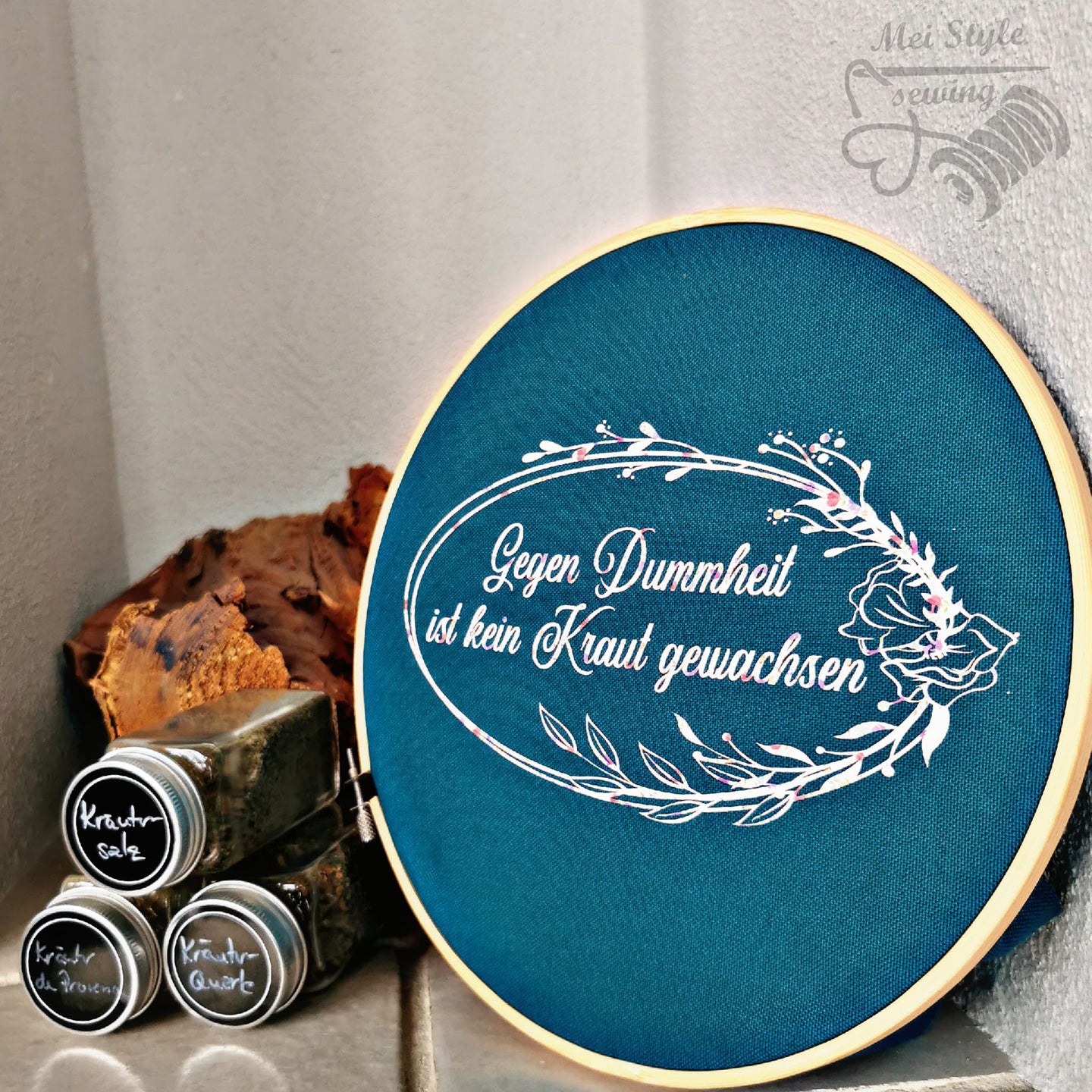Stilvoller Wandbehang mit dem Spruch 'Gegen Dummheit ist kein Kraut gewachsen' in einer attraktiven Rahmengestaltung, perfekt für DIY-Fans von easy-sticks.