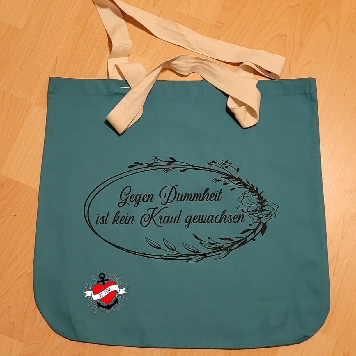 Stylische Tragetasche mit der Aufschrift 'Gegen Dummheit ist kein Kraut gewachsen' von easy-sticks. Die Tasche in Türkis verleiht kreativen DIY-Projekten einen individuellen Touch.