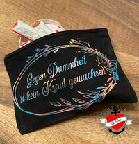Praktisches Etui mit der Aufschrift 'Gegen Dummheit ist kein Kraut gewachsen' von easy-sticks. Das schwarze Design kombiniert Kreativität und Stil für den alltäglichen Gebrauch.