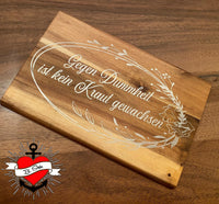 Kreative Holzplatte mit eingraviertem Spruch "Gegen Dummheit ist kein Kraut gewachsen". Ideal für DIY-Projekte, hergestellt von easy-sticks.
