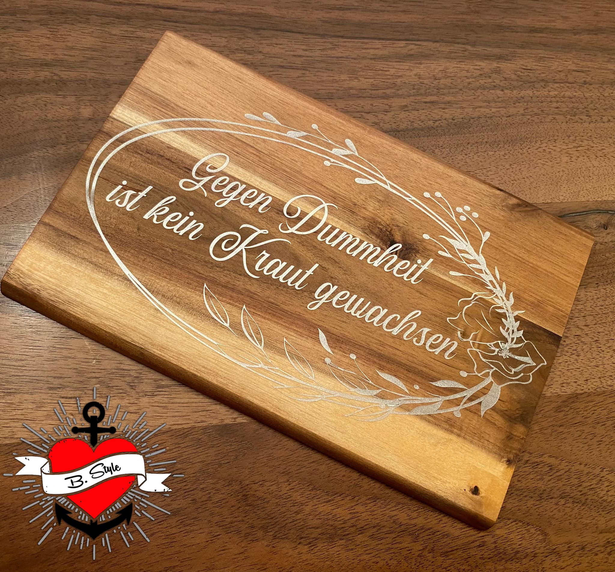 Kreative Holzplatte mit eingraviertem Spruch "Gegen Dummheit ist kein Kraut gewachsen". Ideal für DIY-Projekte, hergestellt von easy-sticks.