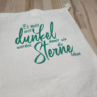 Ein Baumwollbeutel mit dem Schriftzug "Es muss erst dunkel werden, damit wir die Sterne sehen" von easy-sticks. Eine tolle Möglichkeit, kreative Ideen umzusetzen mit der Plotterdatei.