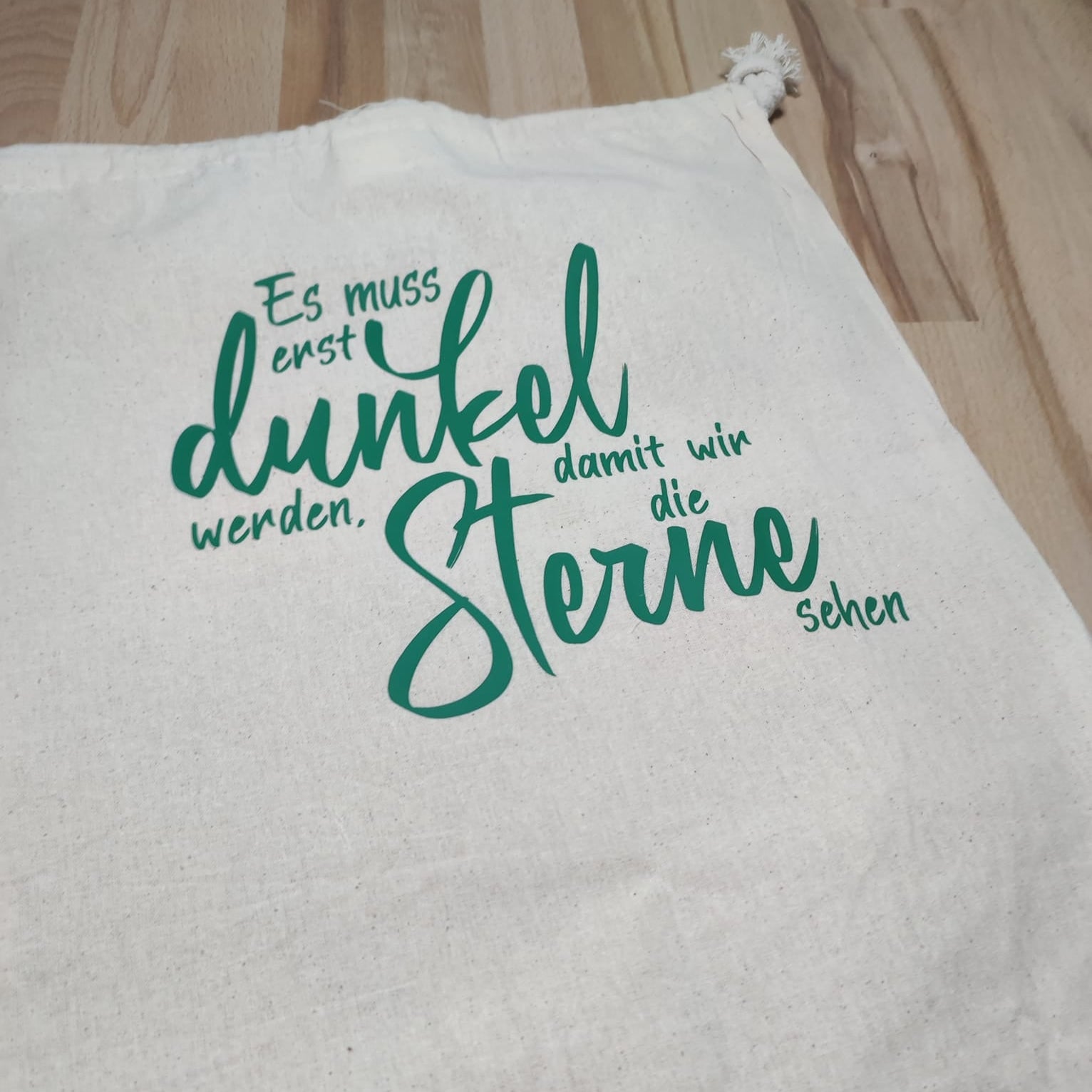 Ein Baumwollbeutel mit dem Schriftzug "Es muss erst dunkel werden, damit wir die Sterne sehen" von easy-sticks. Eine tolle Möglichkeit, kreative Ideen umzusetzen mit der Plotterdatei.