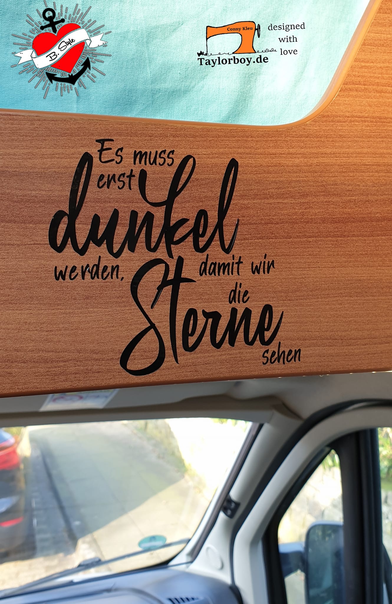 Eine Holzinterieur-Gestaltung zeigt den Satz "Es muss erst dunkel werden, damit wir die Sterne sehen" von easy-sticks. Perfekt für kreative Anwendungen mit der Plotterdatei.