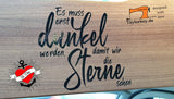 Ein Holzschild mit dem dekorativen Text "Es muss erst dunkel werden, damit wir die Sterne sehen", designt von easy-sticks. Optimal für personalisierte Wohnraumgestaltungen mit der Plotterdatei.