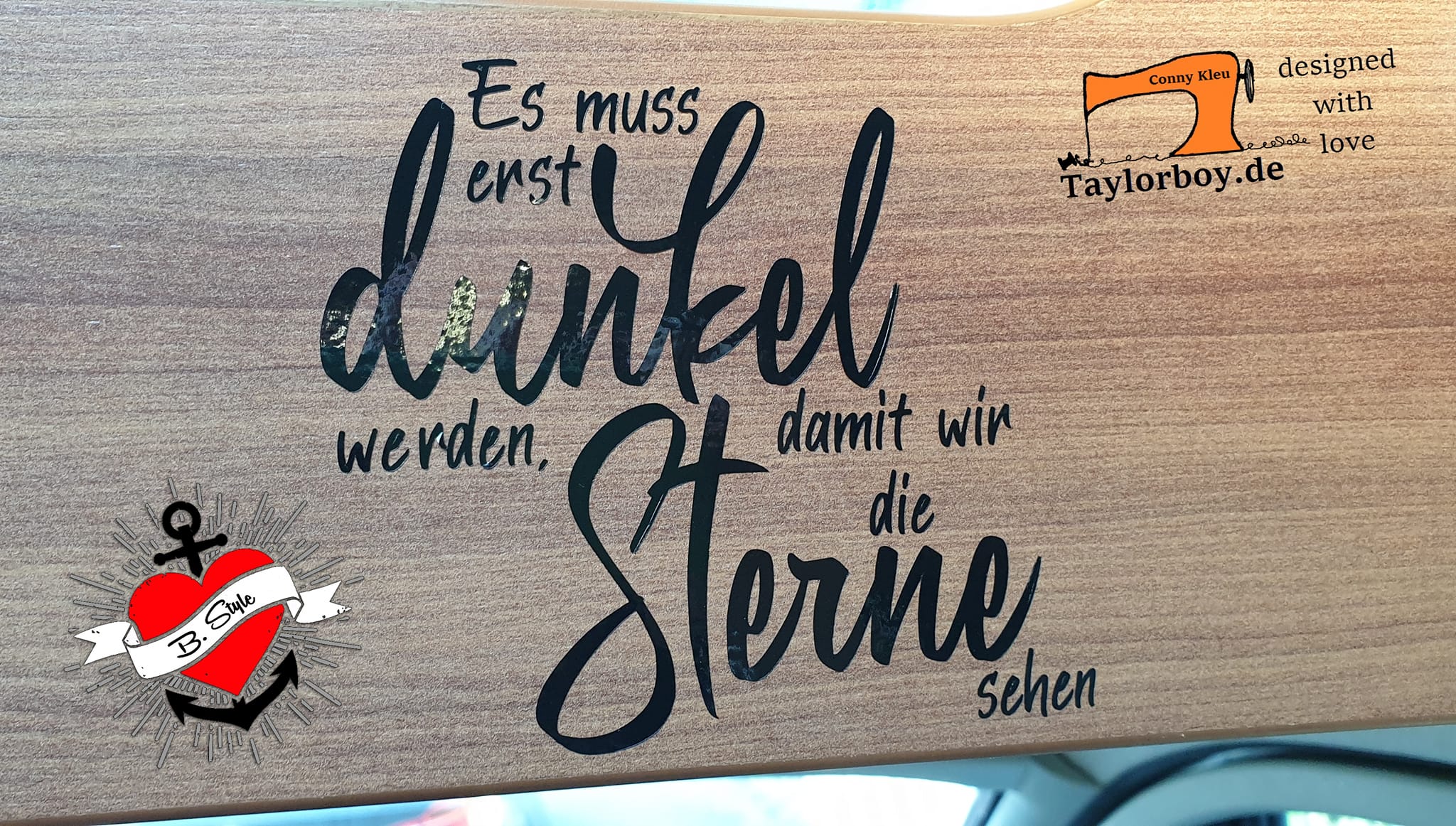 Ein Holzschild mit dem dekorativen Text "Es muss erst dunkel werden, damit wir die Sterne sehen", designt von easy-sticks. Optimal für personalisierte Wohnraumgestaltungen mit der Plotterdatei.