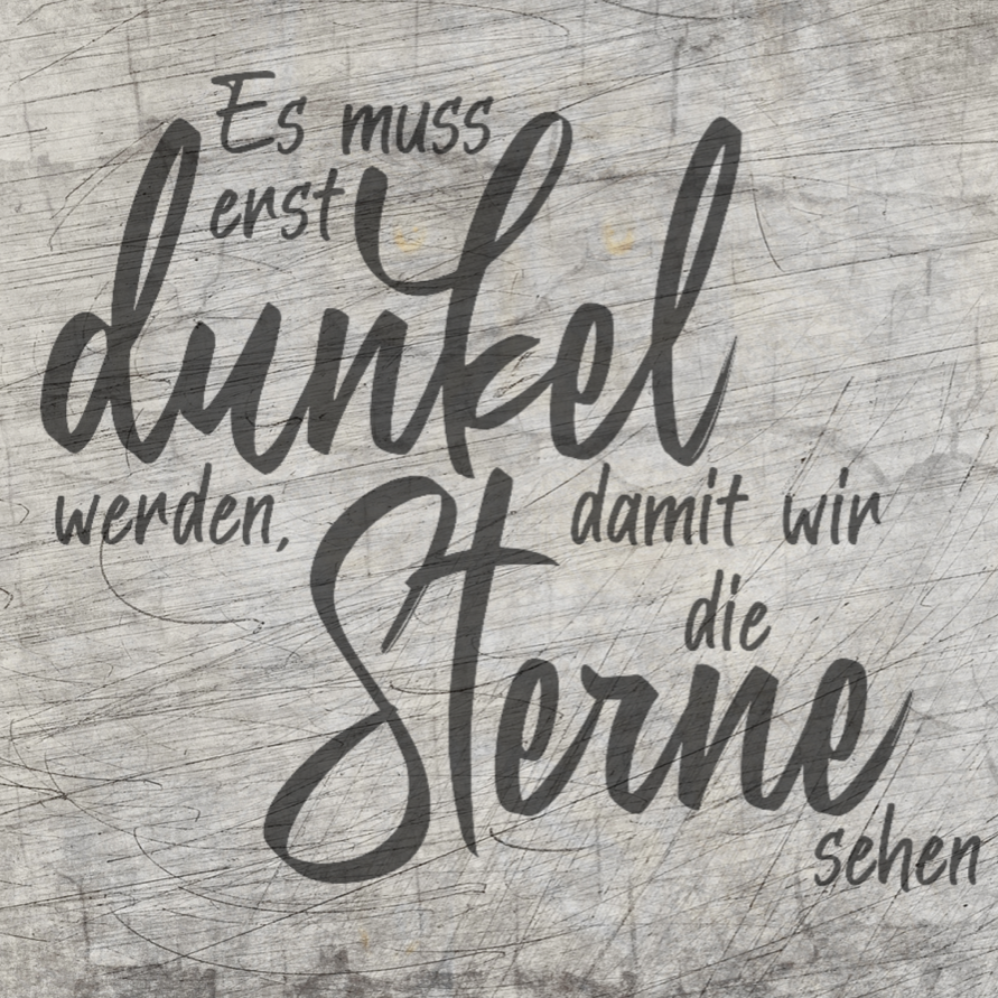 Ein stilvolles Wanddesign mit dem Text "Es muss erst dunkel werden, damit wir die Sterne sehen" präsentiert von easy-sticks. Perfekt für kreative Projekte mit der Plotterdatei.