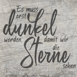 Ein stilvolles Wanddesign mit dem Text "Es muss erst dunkel werden, damit wir die Sterne sehen" präsentiert von easy-sticks. Perfekt für kreative Projekte mit der Plotterdatei.