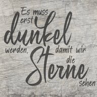 Ein stilvolles Wanddesign mit dem Text "Es muss erst dunkel werden, damit wir die Sterne sehen" präsentiert von easy-sticks. Perfekt für kreative Projekte mit der Plotterdatei.