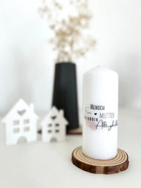 Ein dekoratives Arrangement mit personalisierten Kerzen, die emotional ansprechende Sprüche tragen, von easy-sticks Kerzentattoo A5.