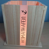 DIY-Projekt mit Easy-Sticks Acryl Satiniert – ein kreativer Holzbehälter mit beleuchtetem Acryl-Streifen und individuellem Schriftzug 'HEIMATHAFEN' von Easy-Sticks.
