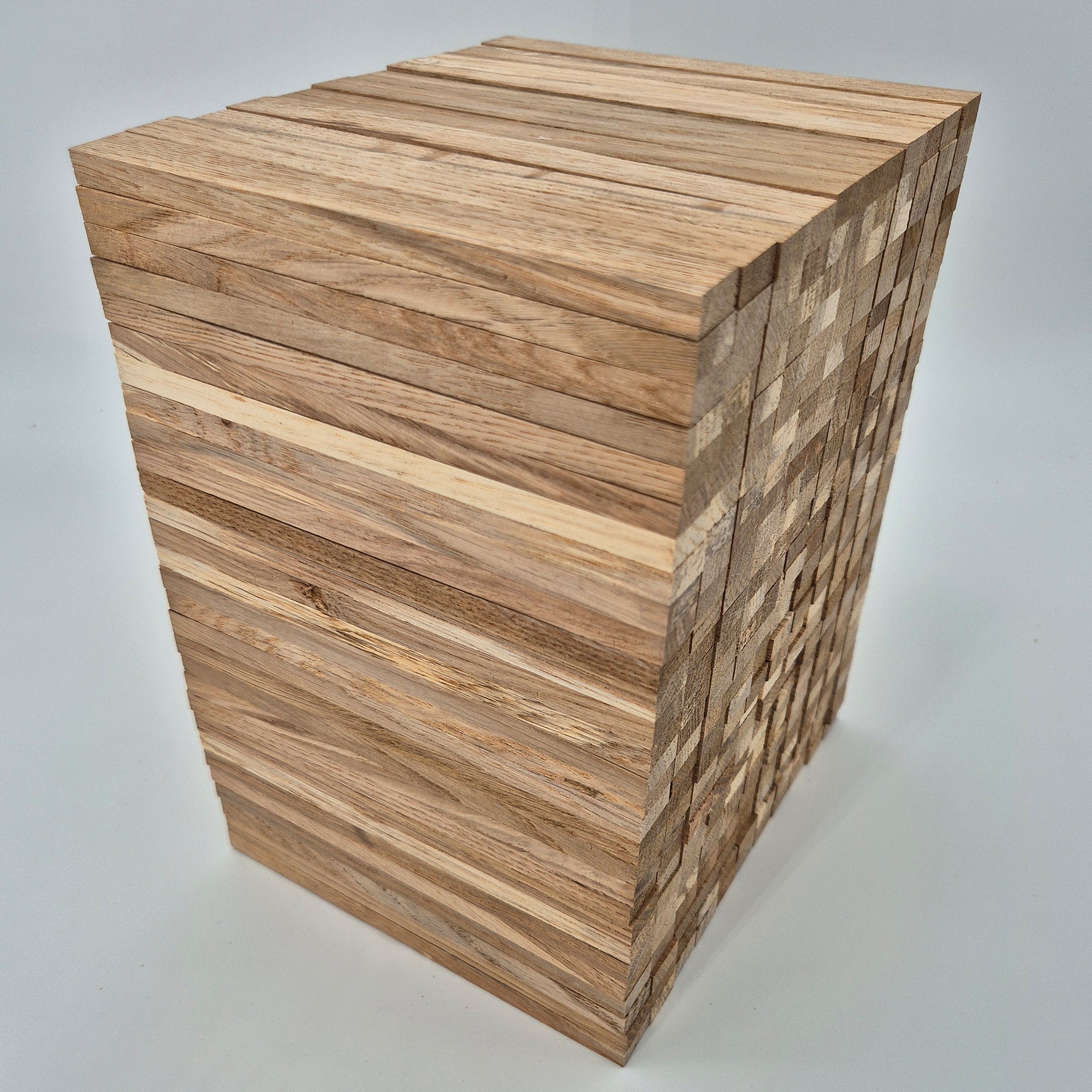 Seitenansicht eines Blocks von schmalen Easy-Sticks aus Eiche von Easy-Sticks, vielseitig verwendbar mit einer Länge von 16 cm.
