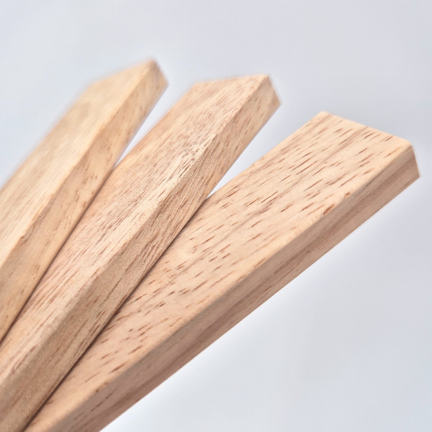 Easy-Sticks 5.0 Mini mit abgerundeten Ecken: Eine Ansammlung von 8 cm langen Holzstäbchen, perfekt für kreative Bastelprojekte. Die hochwertigen Sticks sind abgerundet für Sicherheit und vielseitig einsetzbar.