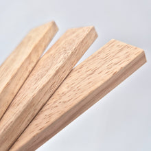 Lade das Bild in den Galerie-Viewer, Easy-Sticks 5.0 Mini mit abgerundeten Ecken: Eine Ansammlung von 8 cm langen Holzstäbchen, perfekt für kreative Bastelprojekte. Die hochwertigen Sticks sind abgerundet für Sicherheit und vielseitig einsetzbar.
