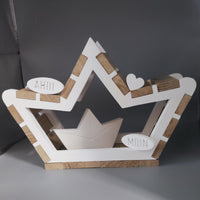 Ein dekoratives Bootdesign mit der Easy-Sticks 5-in-1 Gießform - Schiffchen, ausgestattet mit den Elementen 'AHOI' und 'MOIN' in einer stilvollen Präsentation.