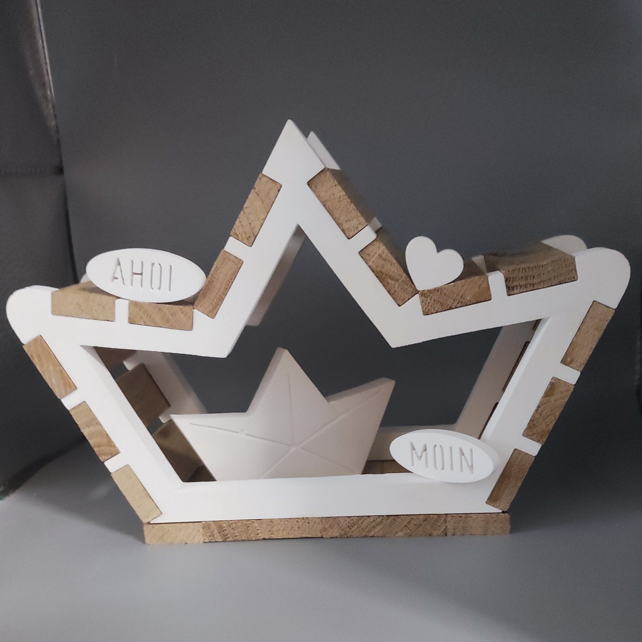 Ein dekoratives Bootdesign mit der Easy-Sticks 5-in-1 Gießform - Schiffchen, ausgestattet mit den Elementen 'AHOI' und 'MOIN' in einer stilvollen Präsentation.