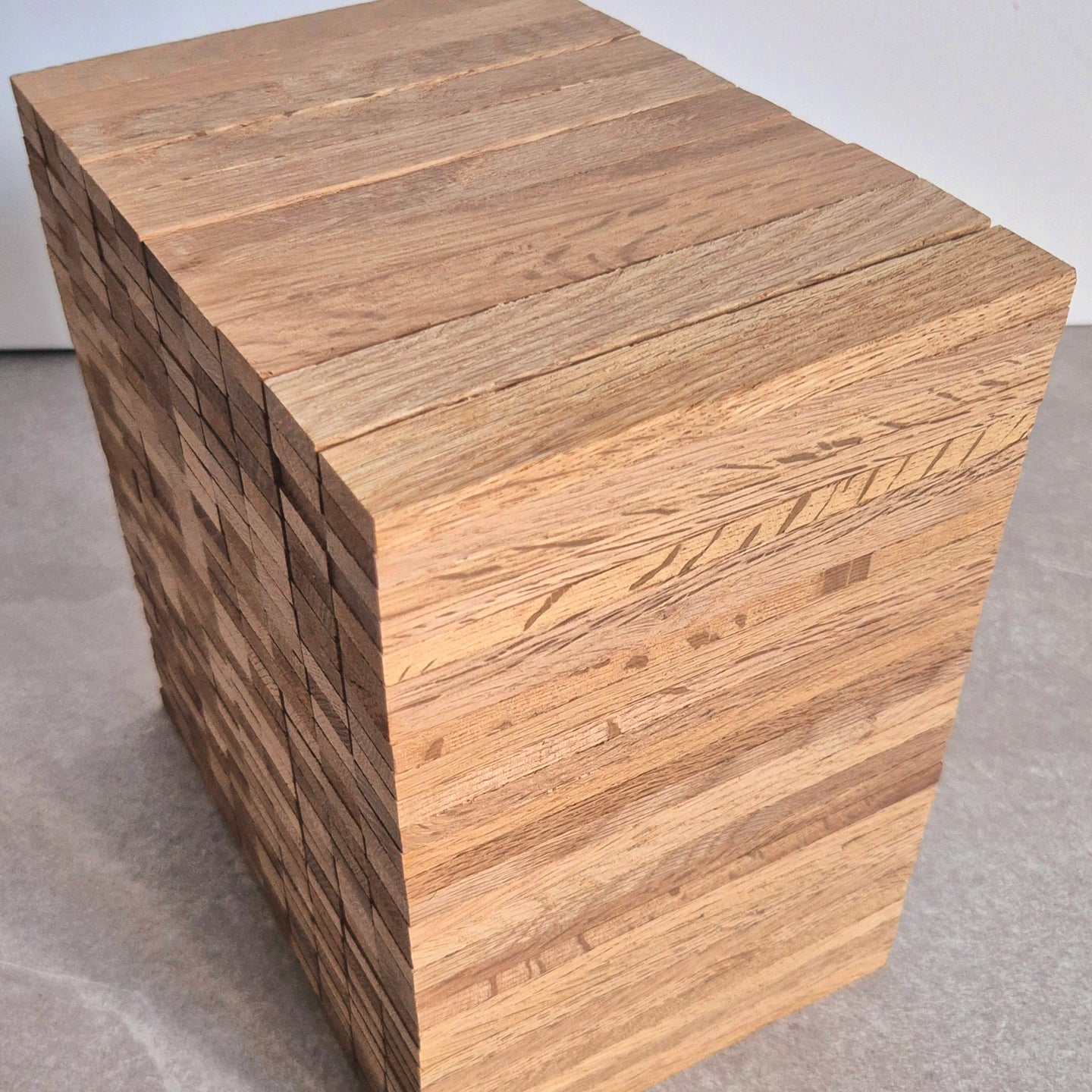 Die Easy-Sticks 3.0 Kurz in Eiche dunkel sind die perfekte Wahl für kreative Bastel- und DIY-Projekte. Mit einer handlichen Länge von 12 cm und einer edlen Eichenholz-Optik in dunklem Design bringen diese Holzstäbchen Stil, Natürlichkeit und Qualität in jedes Vorhaben – sei es Modellbau, Dekoration, Scrapbooking oder Upcycling.

Durch ihre glatte Oberfläche und das hochwertige Finish lassen sich die Sticks leicht bemalen, bekleben, schneiden oder kleben. 