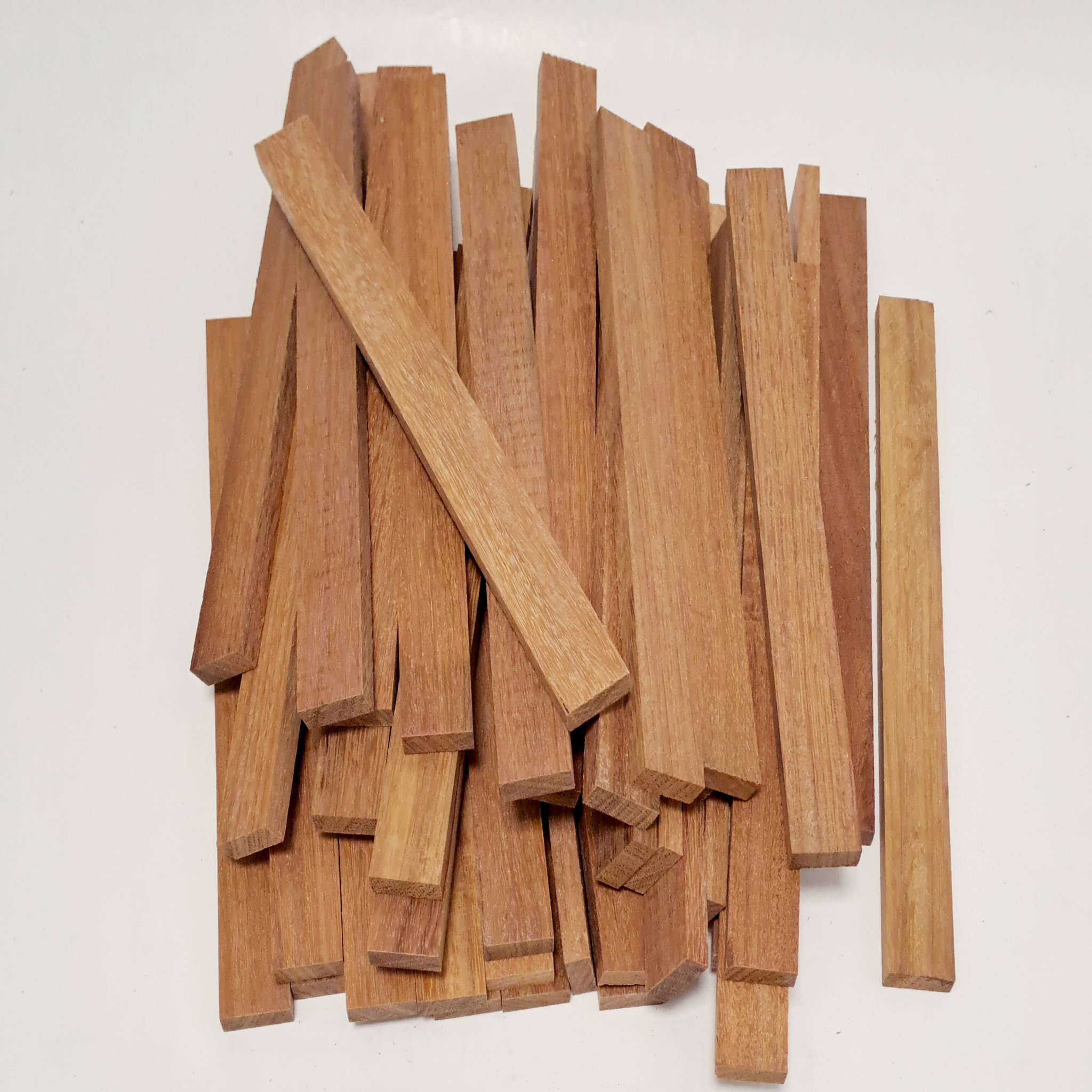 Eine ansprechende Ansammlung von Easy-Sticks Long Cumaru Holz mit einer Länge von 25 cm, ideal zum Basteln, von der Marke Easy-Sticks.