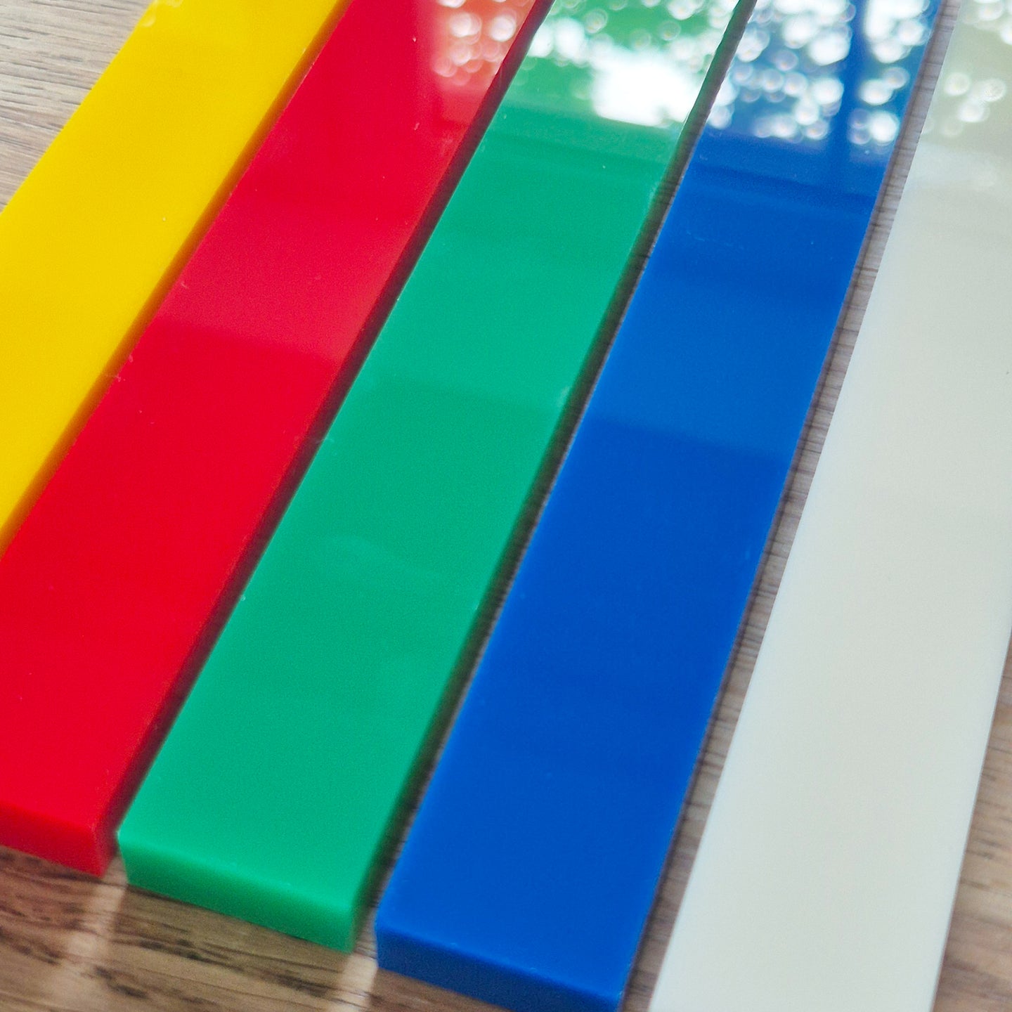 Bunte Acrylstäbe, 5 Stück - Rot, Grün, Blau, Gelb, Beige, UV-Beständig, Blickdicht, 8mm Stärke
