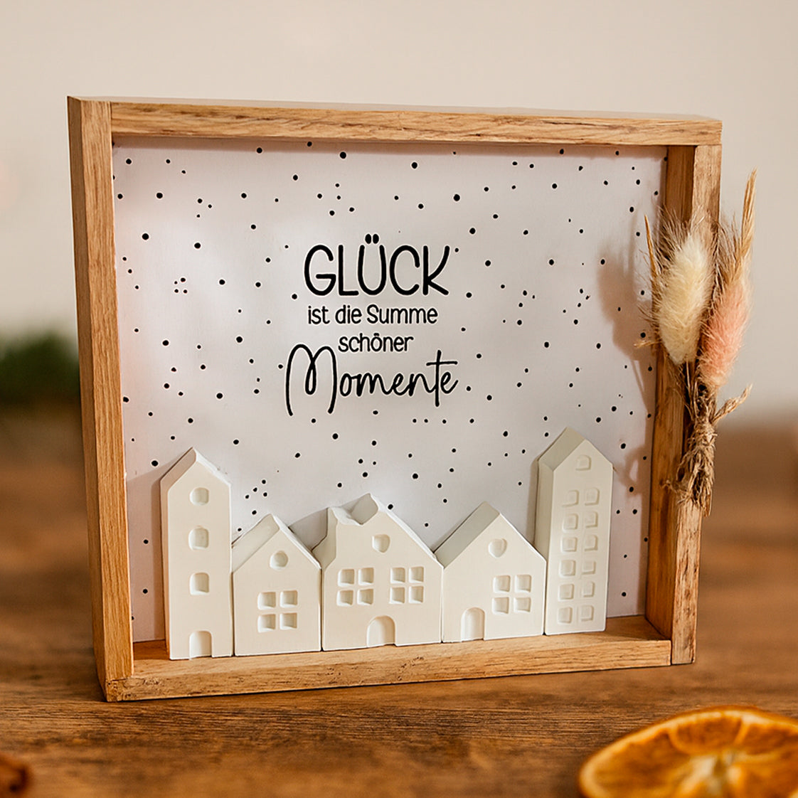 Kreative Glücksbox und Laterne von easy-sticks, gestaltet mit minimalistischem Design, weißen Häuschen und dem Schriftzug 'GLÜCK ist die Summe schöner Momente' auf speckled Hintergrund.