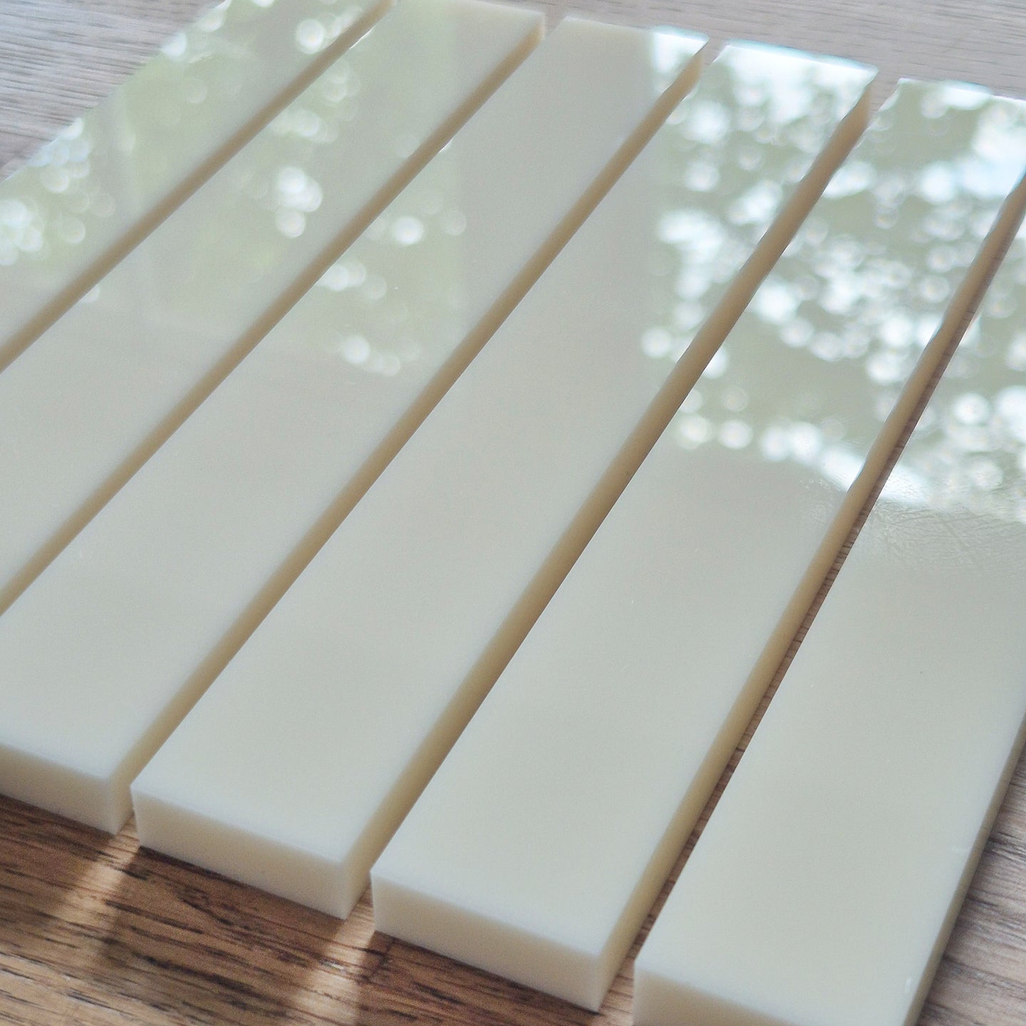 Zwei cremefarbene Easy-Sticks Acryl Creme von Easy-Sticks, 16 cm lang - Perfekt für kreative DIY-Projekte.