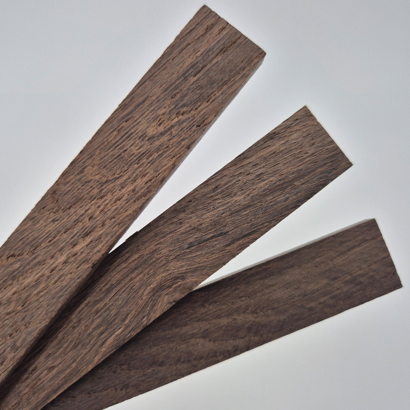 Easy-Sticks Eiche Dark 16 cm Klötzchen Bastelholz in dunkel - hier zu sehen sind 3 Stück nebeneinander