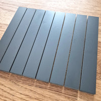 Easy-Sticks HPL Anthrazit von Easy-Sticks, 8 Stück, 16 cm lang, gezeigt in einer eleganten Anordnung auf einem Holzuntergrund, ideal für DIY-Projekte.