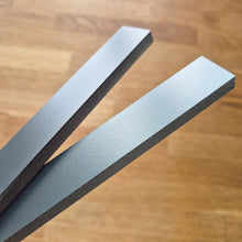 Lade das Bild in den Galerie-Viewer, Easy-Sticks HPL Anthrazit von Easy-Sticks, 8 Stück, 16 cm lang, gezeigt in einer eleganten Anordnung auf einem Holzuntergrund, ideal für DIY-Projekte.

