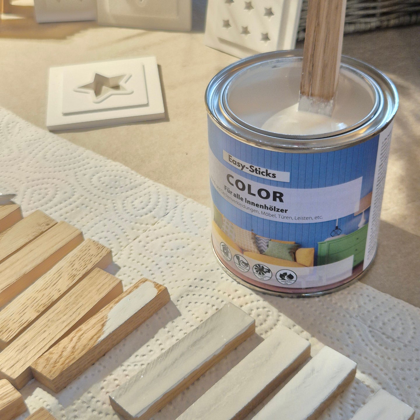 Easy-Sticks Color für alle Hölzer zum Streichen. Hier die Farbe weiß.