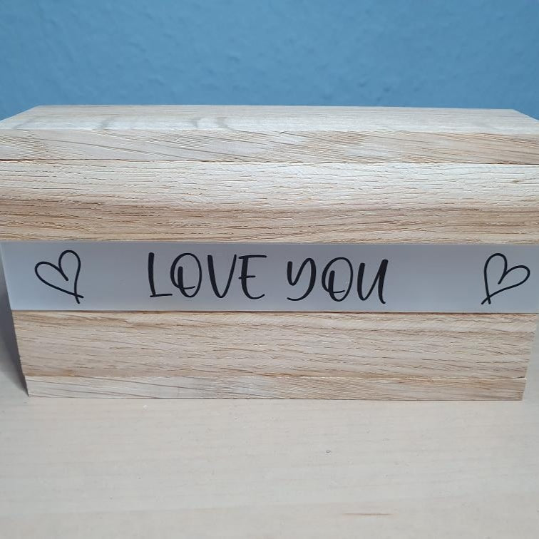 Schöne Holzkiste mit glänzendem Acryl-Streifen, beschriftet mit 'LOVE YOU', ideal für personalisierte Geschenke – Easy-Sticks Acryl Satiniert.