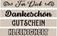 Gestalte besondere Geschenke mit Plotter- & Lasergravur Dateien von easy-sticks. Stylische Schriftzüge wie 'Für Dich', 'Dankeschön', 'Gutschein' und 'Kleinigkeit' auf einem beige Hintergrund. Ideal für kreative DIY-Projekte.