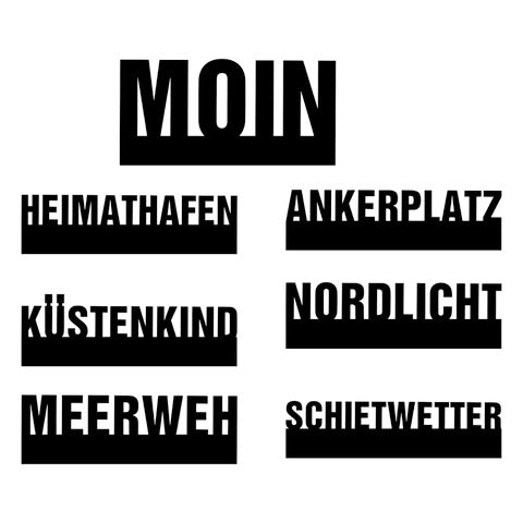 Kreative Plottervorlagen von easy-sticks: Verschiedene Wörter wie Moin, Heimathafen, Ankerplatz, Küstenkind, Nordlicht, Meerweh, und Schietwetter in markantem Design für DIY-Projekte.