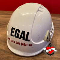 Weißer Helm mit dem Aufdruck „Egal ich lass das jetzt so“, verziert und kreativ designt von easy-sticks.