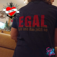Rückansicht eines blauen T-Shirts mit dem Text „Egal ich lass das jetzt so“, designt von easy-sticks.
